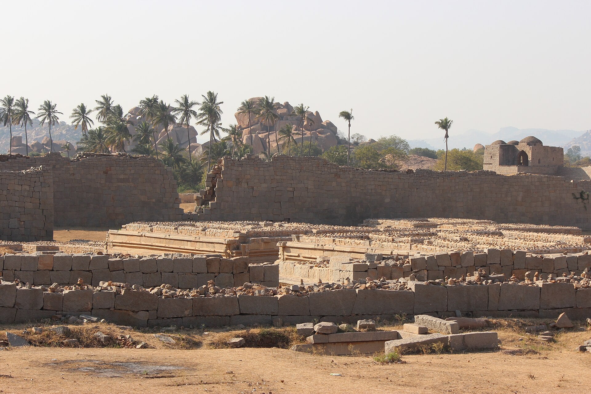 Hampi > ancient ruins and boulder climbing